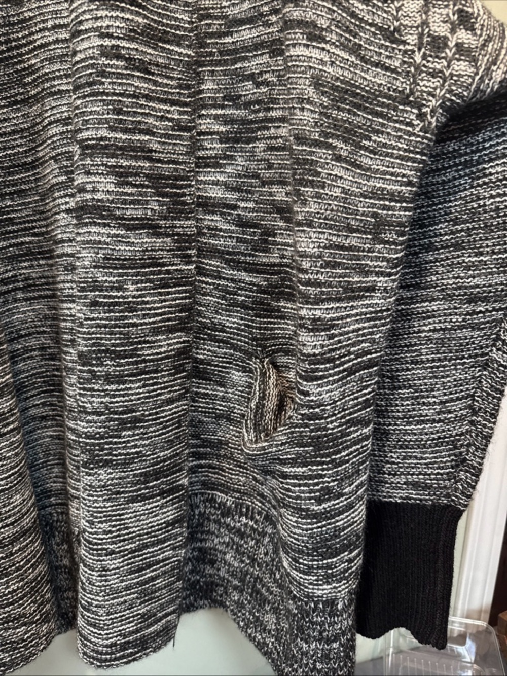 Simply Vera Wang XL Black & White Sweater Wrap Pockets Long Sleeve EUC - Picture 6 of 9